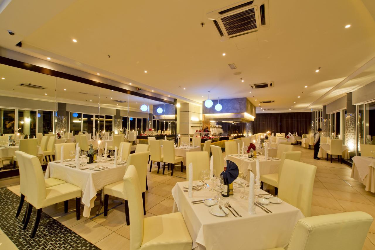Thistle Port Dickson Resort Bagian luar foto The restaurant at the hotel