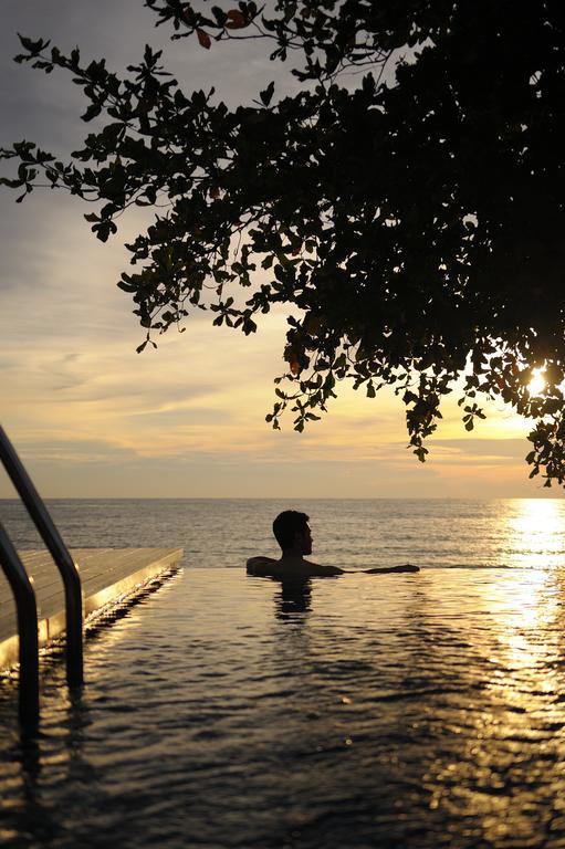 Thistle Port Dickson Resort Bagian luar foto Sunset at the beach