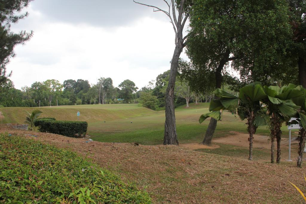 Thistle Port Dickson Resort Bagian luar foto The 18th hole at the 1999 U.S. Open